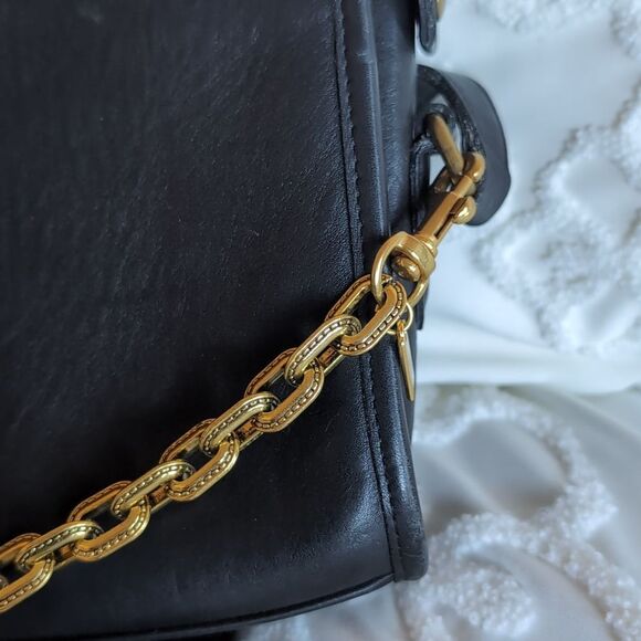 Vintage Coach Taylor Zip 9944 Shoulder/Crossbody Handbag  ICONIC Vintage Coach♣️ Black Taylor Crossbody Bag With Gold Chain 9944